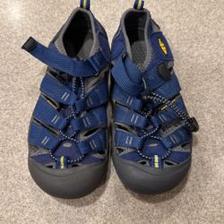 Almost Brand New Condition Waterproof Keen Sandles-size 