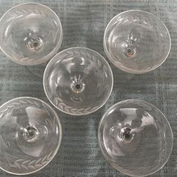 Cocktail Glasses With White Leaf Decor On Each Glass 5 Total
