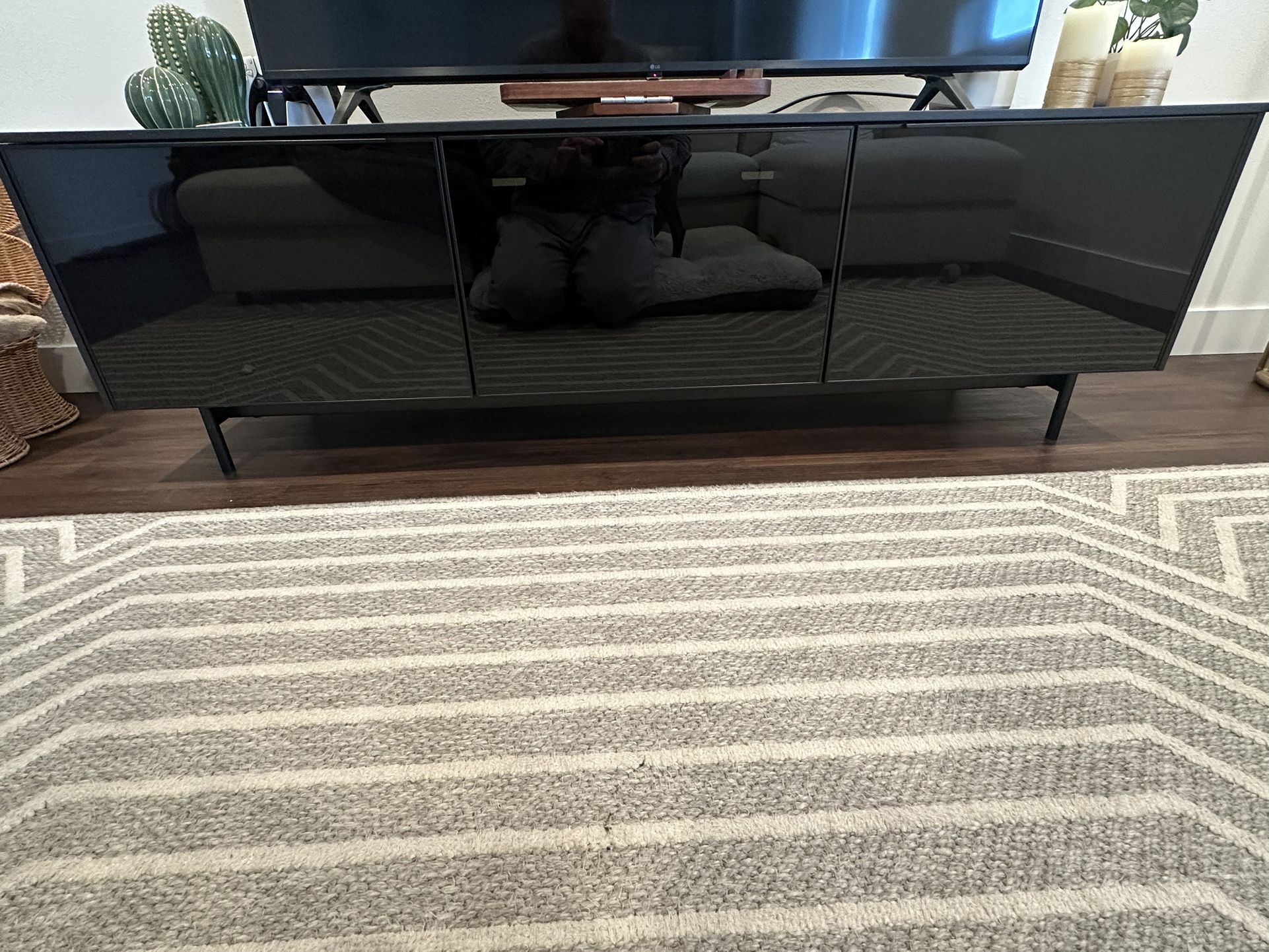 Modern Black Gloss TV Stand – Excellent Condition