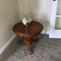 Decorative round coffee table