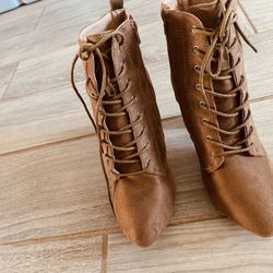 Beautiful Women's Boots Size 10