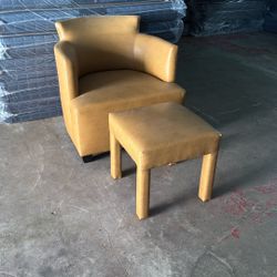LEATHER ACCENT CHAIR AND STOOL SILLA CON MESA 