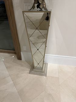 Mirrored Pedestal