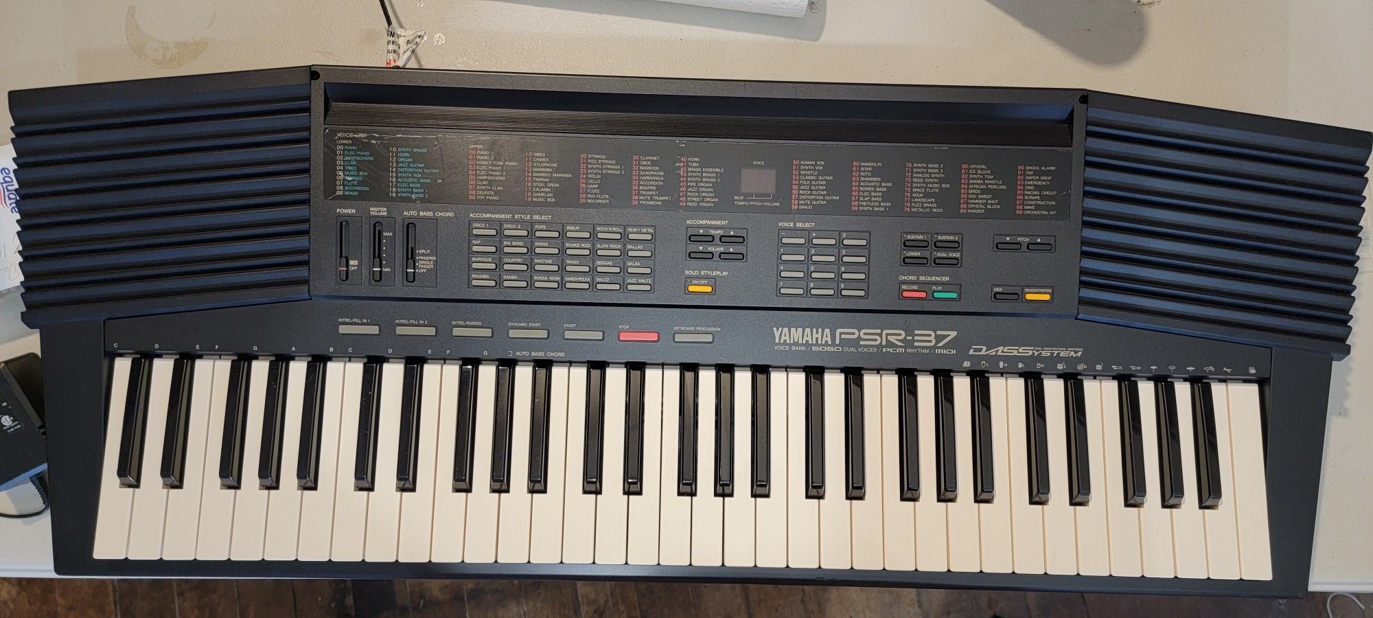 Vintage Yamaha PSR-37 Dual Voice MIDI Keyboard Synth with complex sleeper tone generator