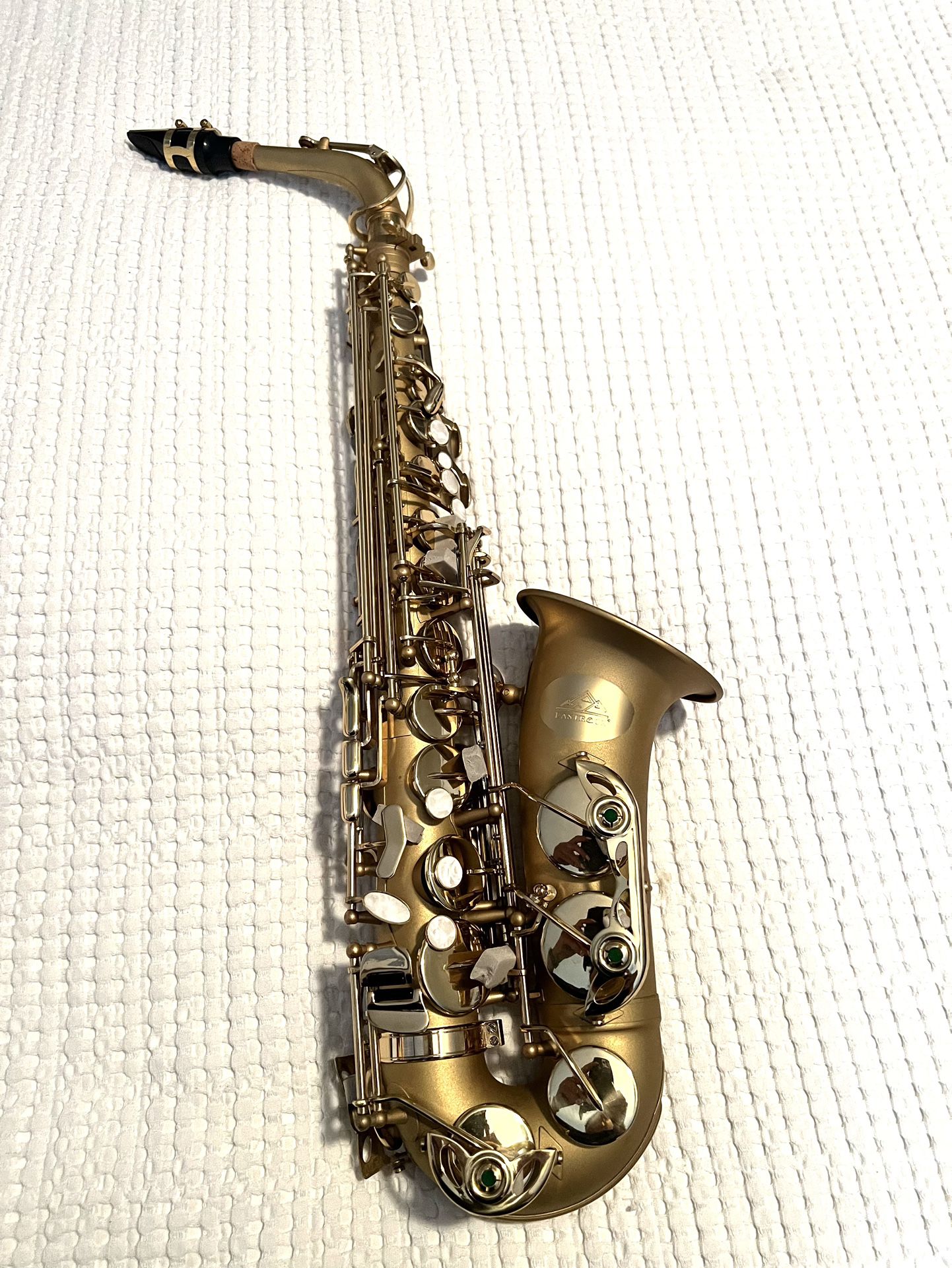 New Eastrock  Alto Saxophone E Flat, Case, Mouthpiece, Cleaning Cloth & Rod, Gloves, Neck Strap, Frosted Golden