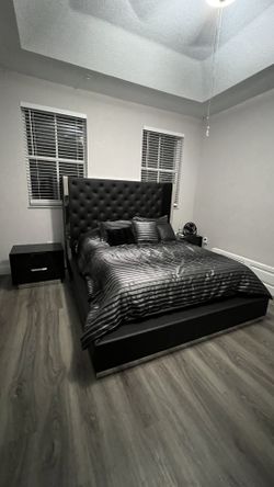 Bedroom Set ( Queen Size) Tempur- pedic Matress Like New