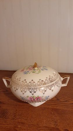 Beautiful Vintage Soup Dish With Lid. 5" Tall. 6.5" Wide at the Top