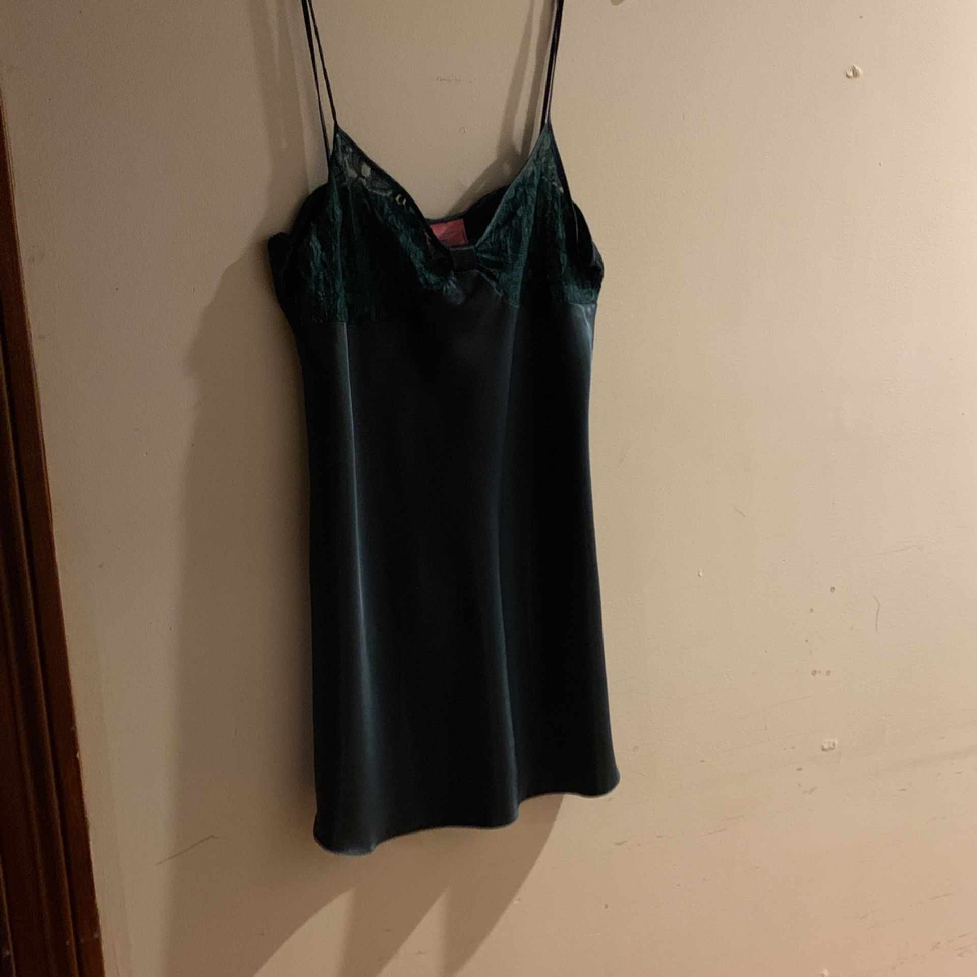 (C-112) Sleep Solutions Polyester/nylon Gown Dk Green Size Large. $10