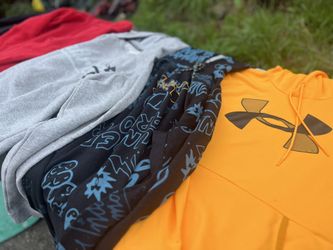 5 Underarmor hoodies Size L