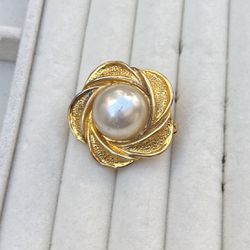 Vintage gold plated Brooch with Faux Pearl
