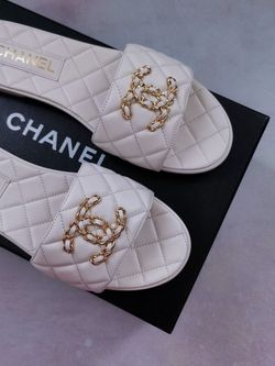 Chanel 2023 Ivory White Quilted Leather Gold CC Slide Flats Mules Sandals  US6-8 for Sale in Diamond Bar, CA - OfferUp