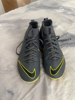 Boy Soccer cleats size:5 Y