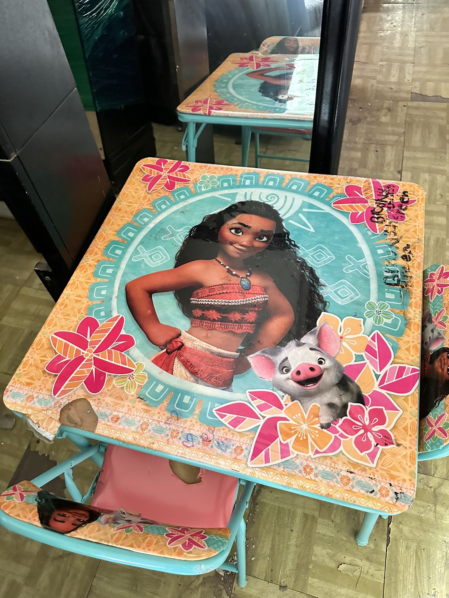 Moana Table And Chairs