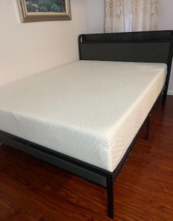 QUEEN SIZE BED FRAME AND MATTRESS CHARGING STATION