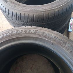 (4) Michelin 255/45 ZR18 Tires//Llantas
