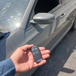 Car Keys And Remotes  / Llaves De Carro Y Controlles 