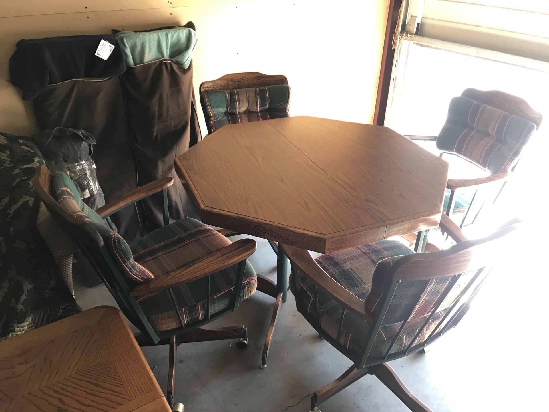 Breakfast Dining Table w chairs that are on wheels and swivel