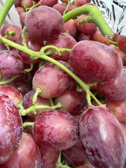 Uva Rojas 5 libra por 10.00