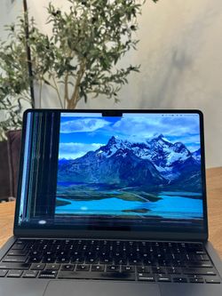 MacBook Air M2 2022 13 in 8GB 256GB, Screen Needs LCD Repair