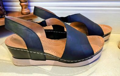 Women's sandals size 9M