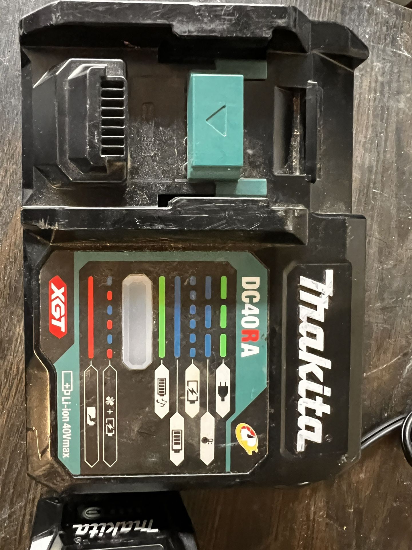 Malita 40 V Charger Con Una Pila 4.0ah