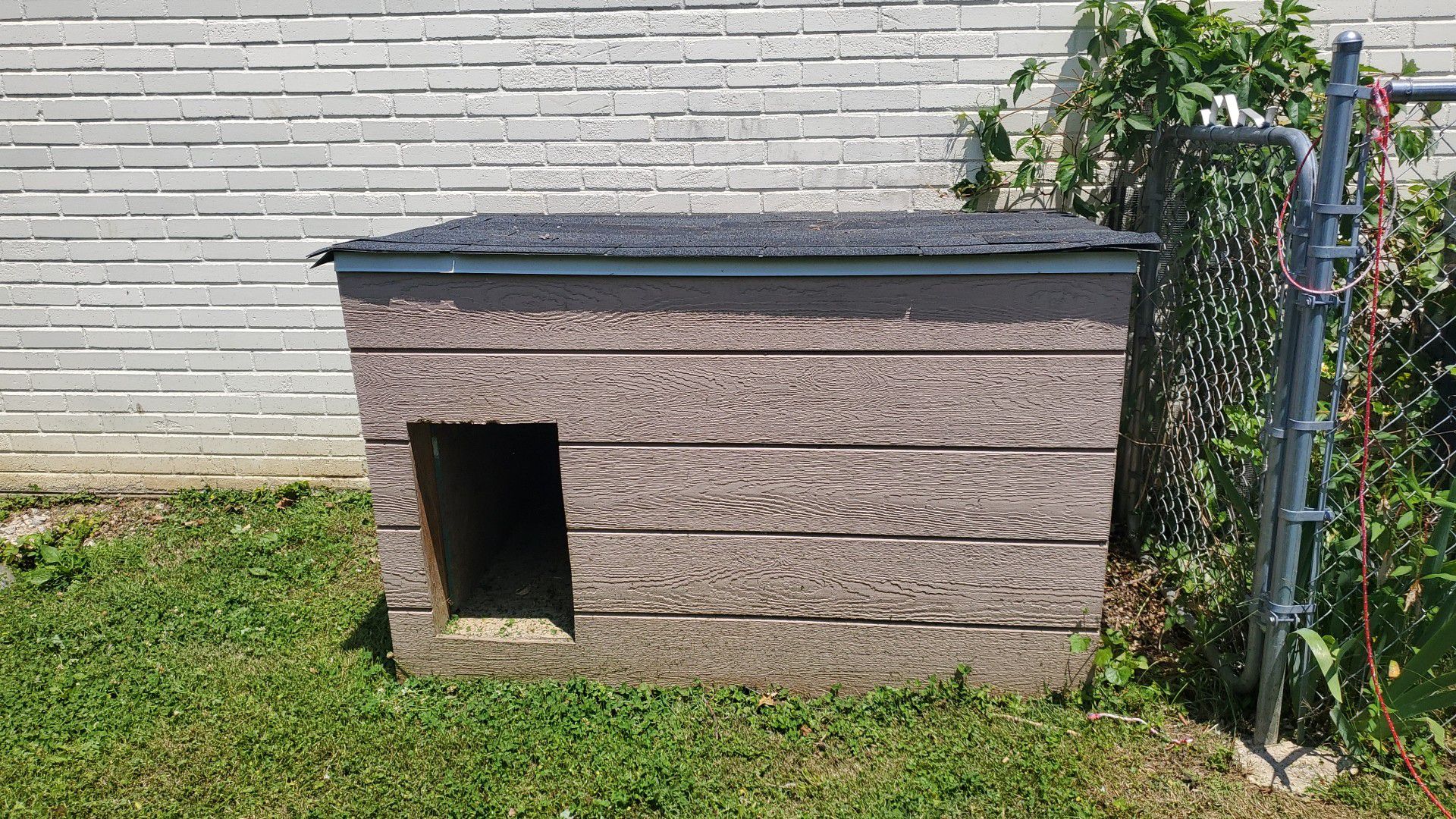 Heated insulated dog house