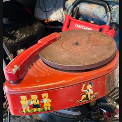 Vintage 1940's (?) GE Electronic toy record player teardrop shaped model 186-1