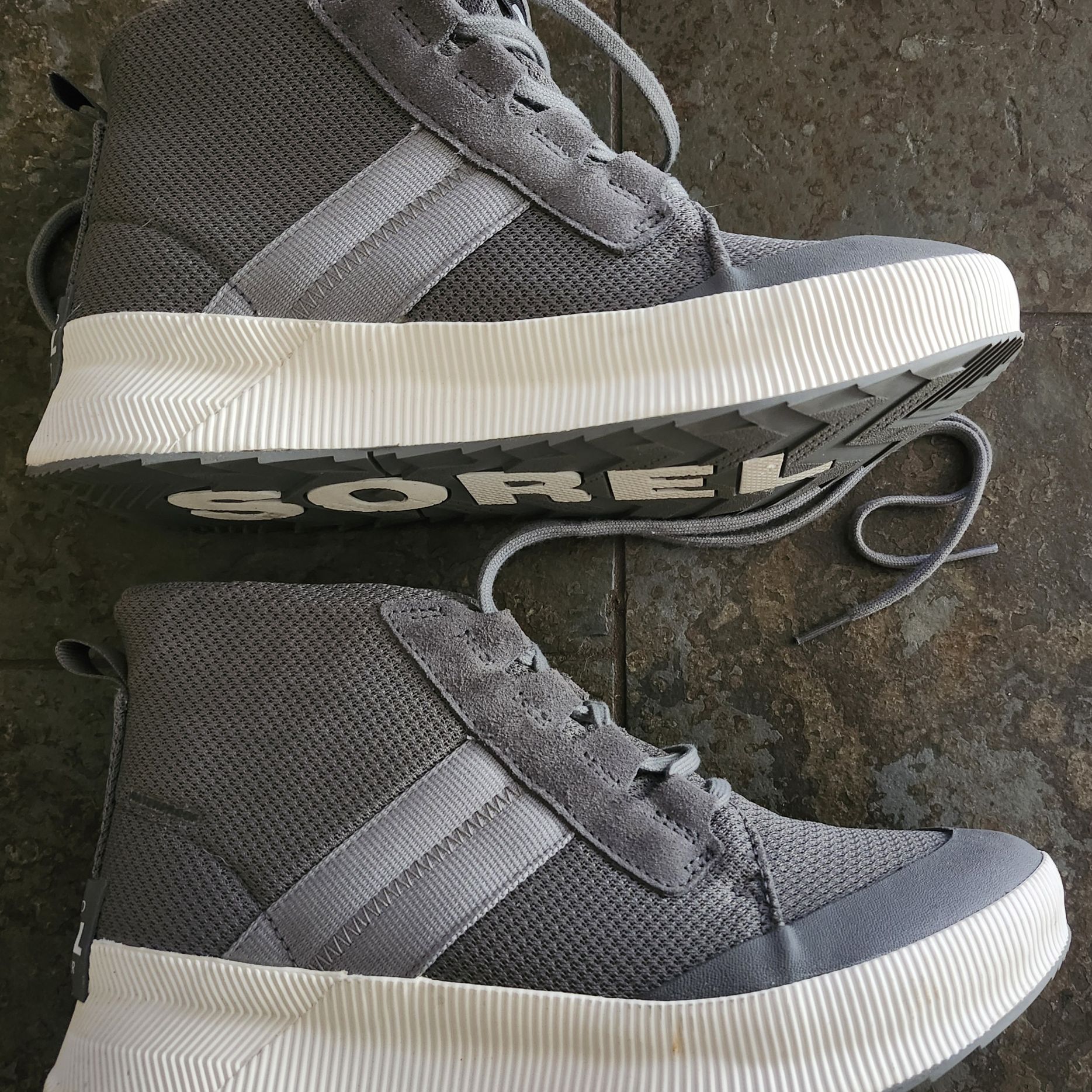 Sorel woman's out n about III mid waterproof sneakers size 10