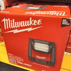 MILWAUKEE M18 DUAL POWER FLOOD LIGHT (TOOL ONLY)