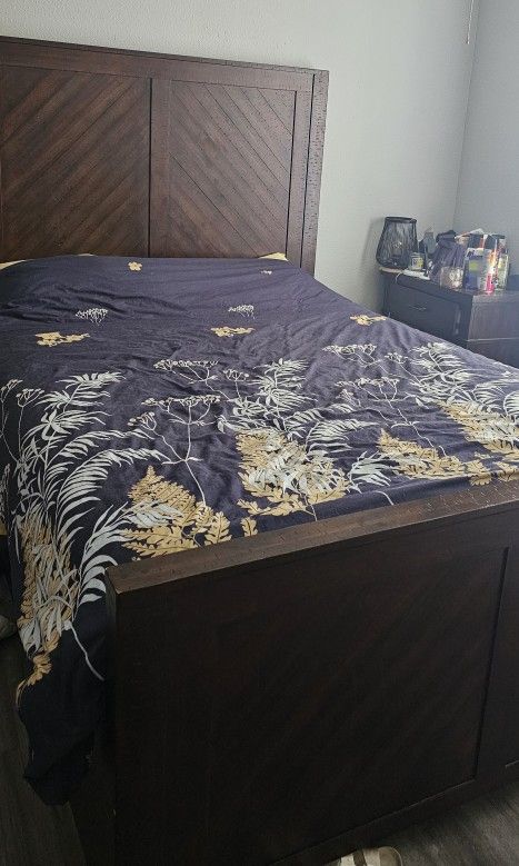 Wood Queen Bed Set