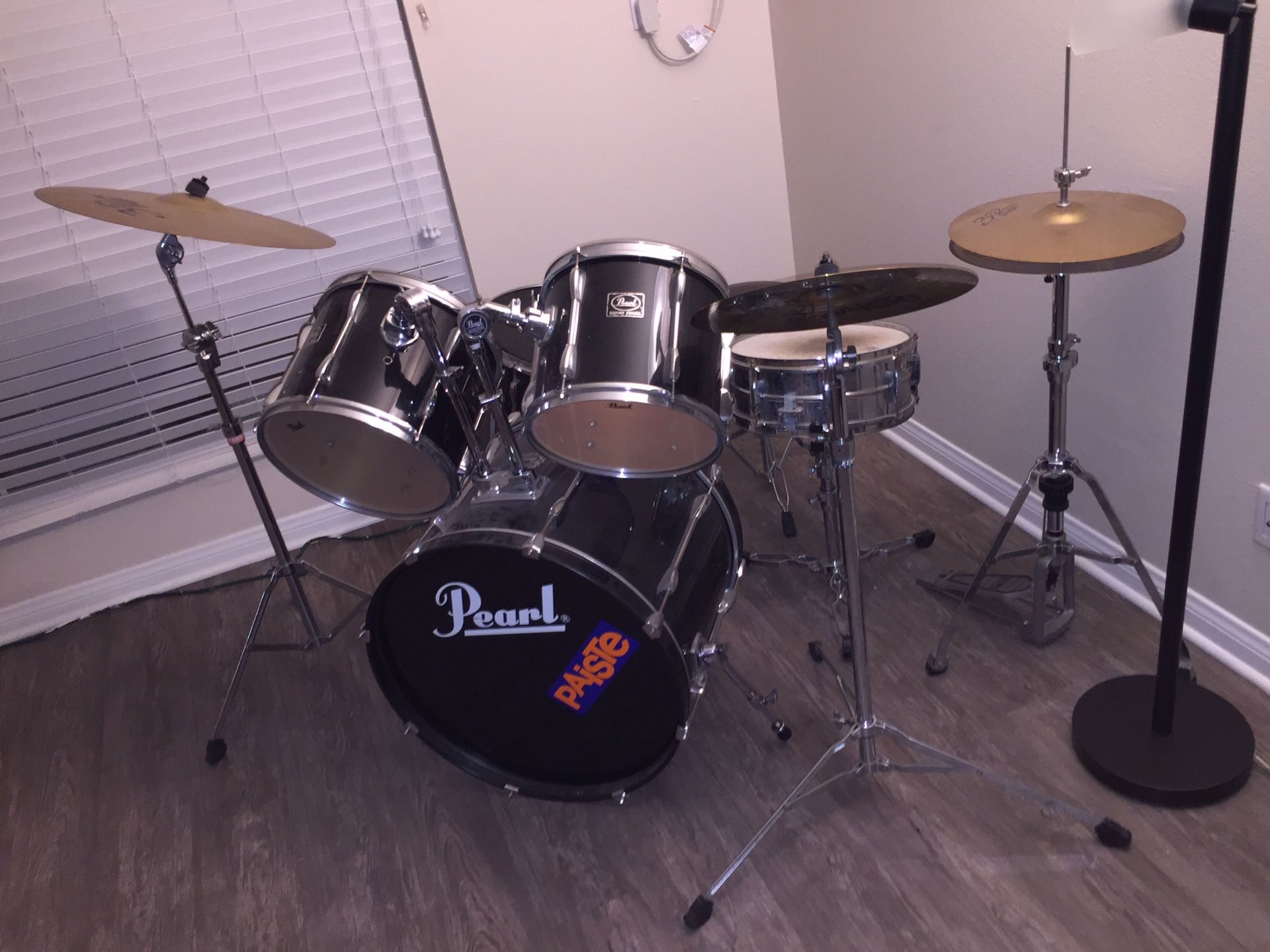 Pearl Drum Set (13 Pieces)