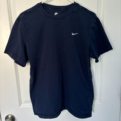 Men size medium Navy blue Nike cotton tee