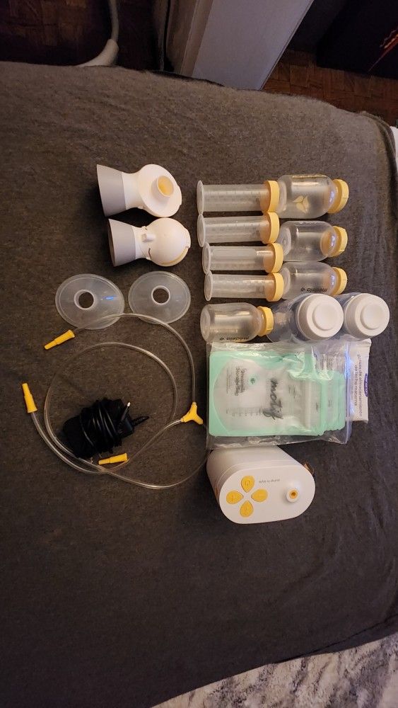 Medela Breast Pump Set with Accessories