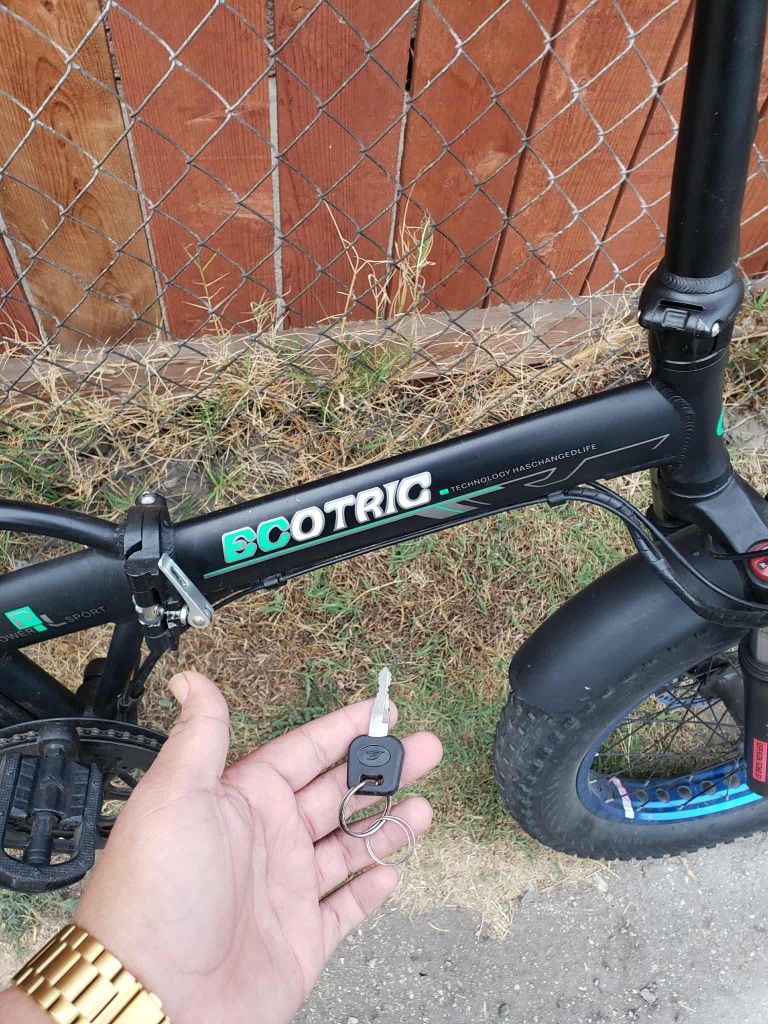 Electric bike Ebike E-bike Is folding Fold bike up to 35mph 40 miles ranges. All work 100% but noo brakes pads. All work 100% no bad battery or anythi