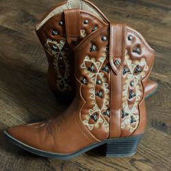Size 6 Women’s Boots
