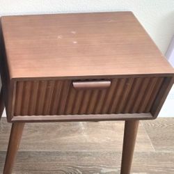 Mid-Century Modern Nightstand / Side Table – Solid Wood – 1 Drawer Storage