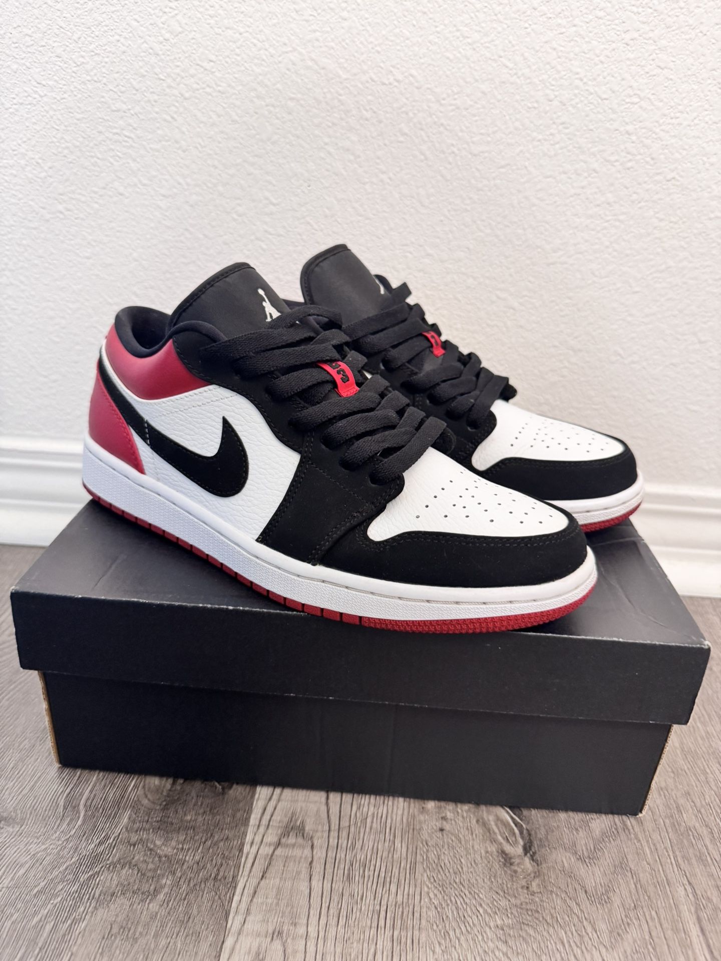 Jordan 1 Low 2019 Black Toe Size 8.5