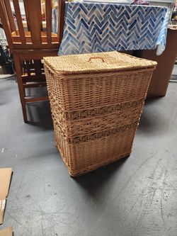 Wicker laundry basket with lid