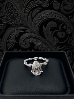 Twisted Classic pear engagement Ring in Gold