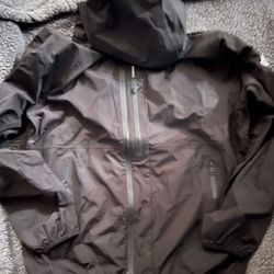 Moncler Windbreaker ( Men’s size L Cut )