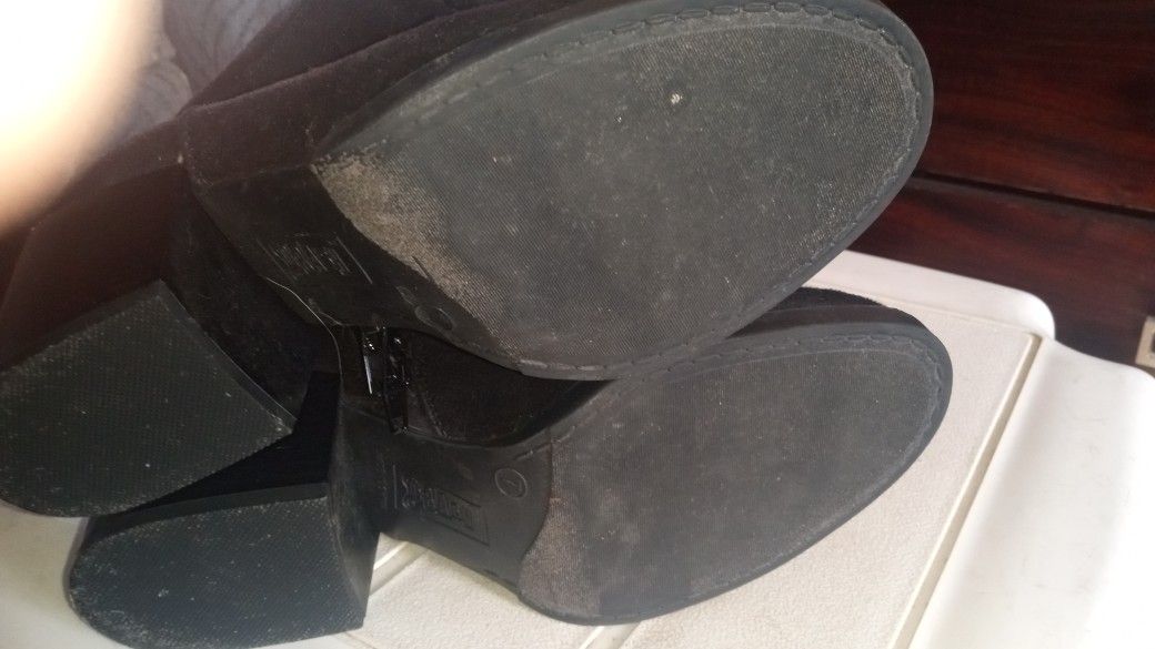 Knee High Size 7 Black Boots With A Bow On The Back