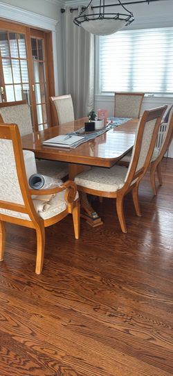 Thomasville dining room set/ table, two leafs , 6 chairs and hutch
