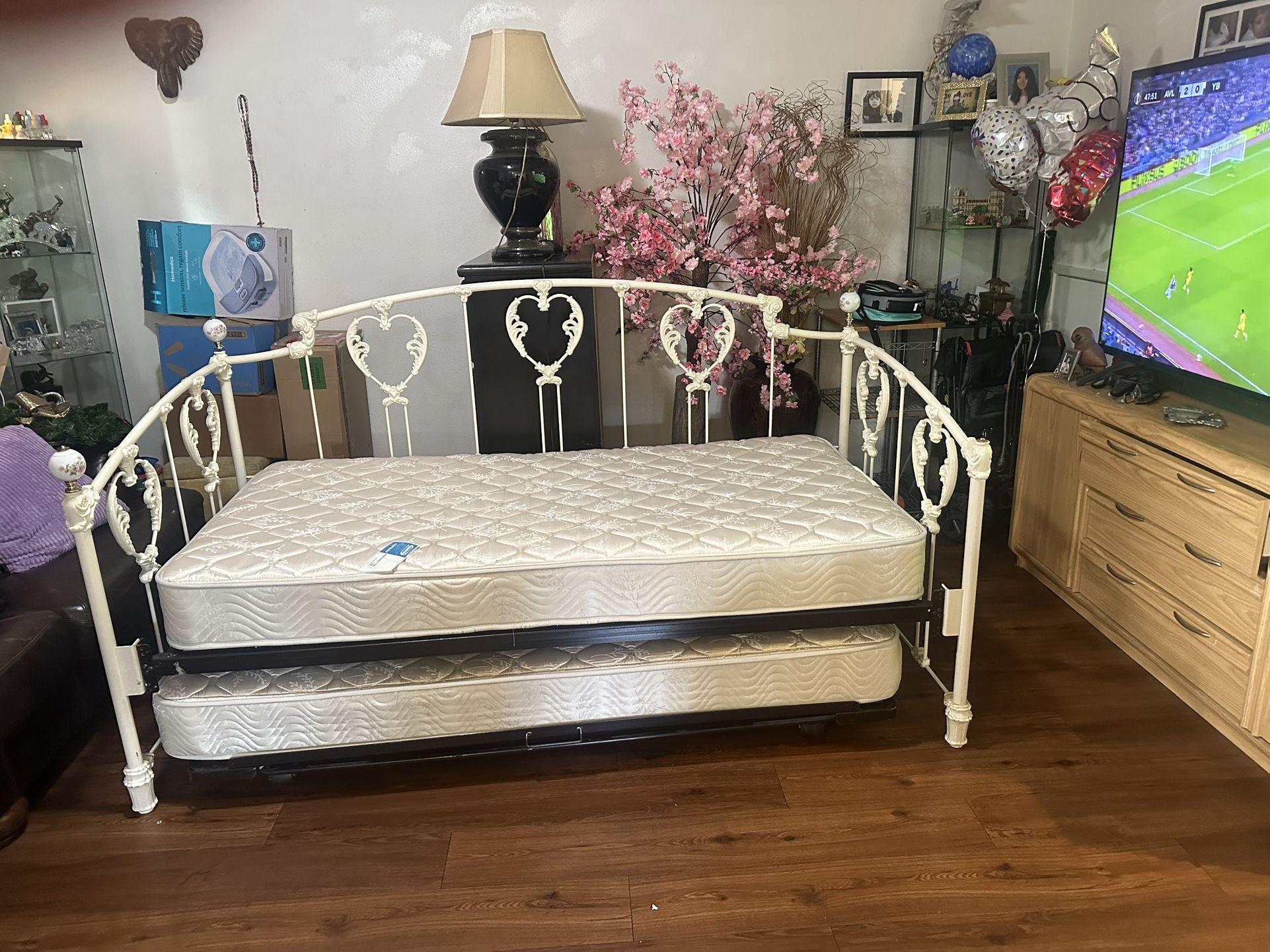 DAY π BED. HEAVY IRON TWIN TO KING