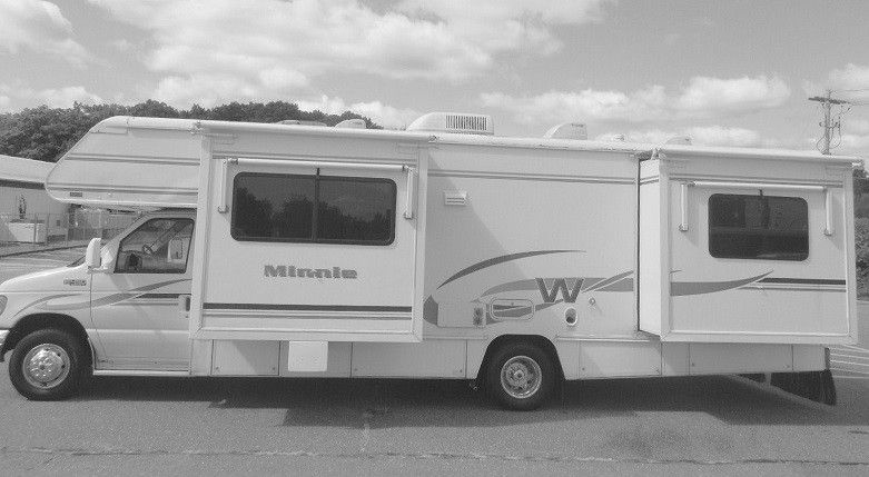 Photo Low Miles 2004 Winnebago Minnie 29B