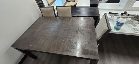 Square Dining Table with 3 Upholstered Chairs / Mesa de Comedor Cuadrada con 3 Sillas
