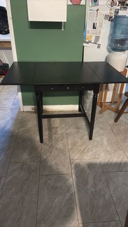 Table comes with chairs