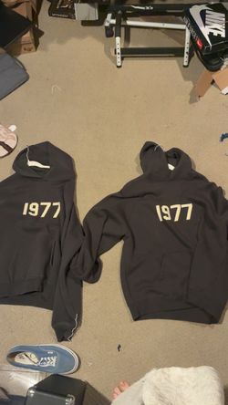 1977 essentials hoodie XL can fit L too