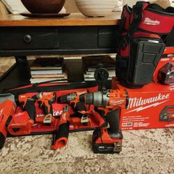 Milwaukee M18 FUEL 18V Brushless 4-Tool Combo Kit w/ 1 Li-Ion Battery