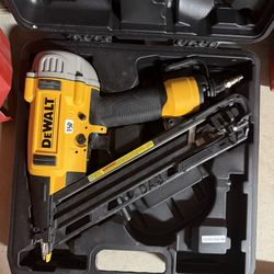 Dewalt 15 Ga Angled Nail Air Gun Brand New 