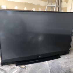 TV  60” Mitsubishi 